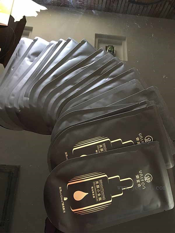 御泥坊小金瓶黑面膜怎么樣？御泥坊小金瓶黑面膜有用嗎？